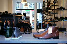 Een beeld van onze winkel met vegan schoenen en shirts