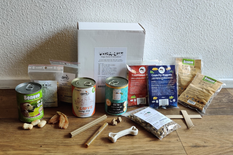 Het vegan hondenvoer proefpakket, met brokjes, blikjes en snoejes voor de hond