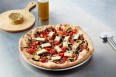 Pizza met aubergines, courgettes, cherrytomaatjes en Fermentino met zwarte peper 